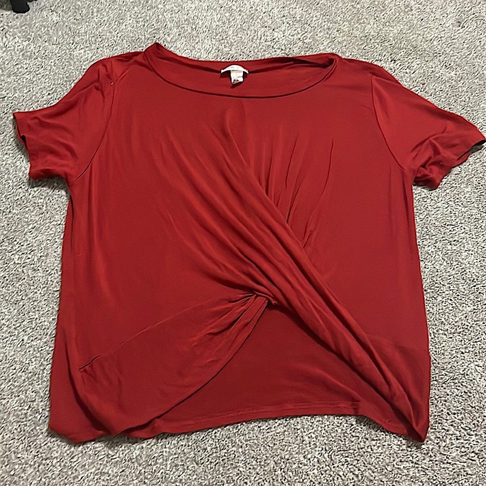 This is crop red shirt